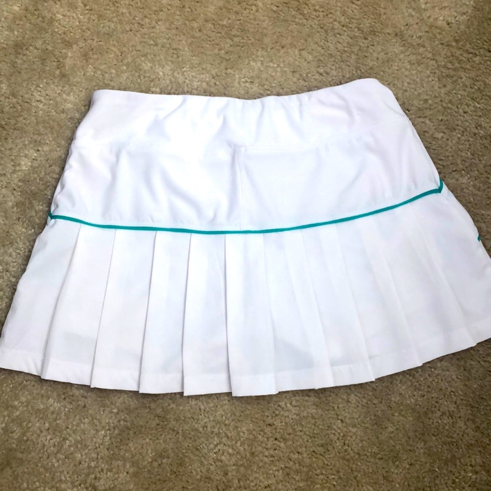 Reebok white workout skirt with teal trim & built in shorts. NWOT! Sz XS. - Picture 1 of 4